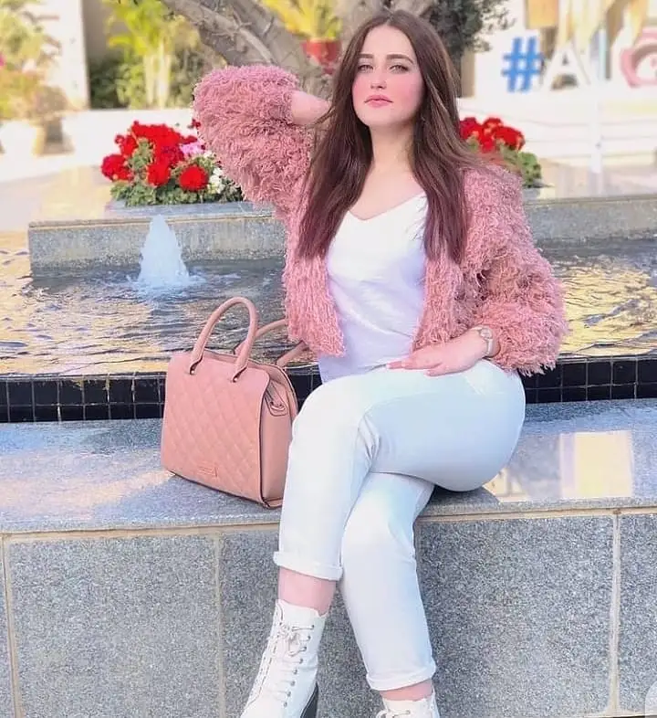 dp for girls holding phone stylish