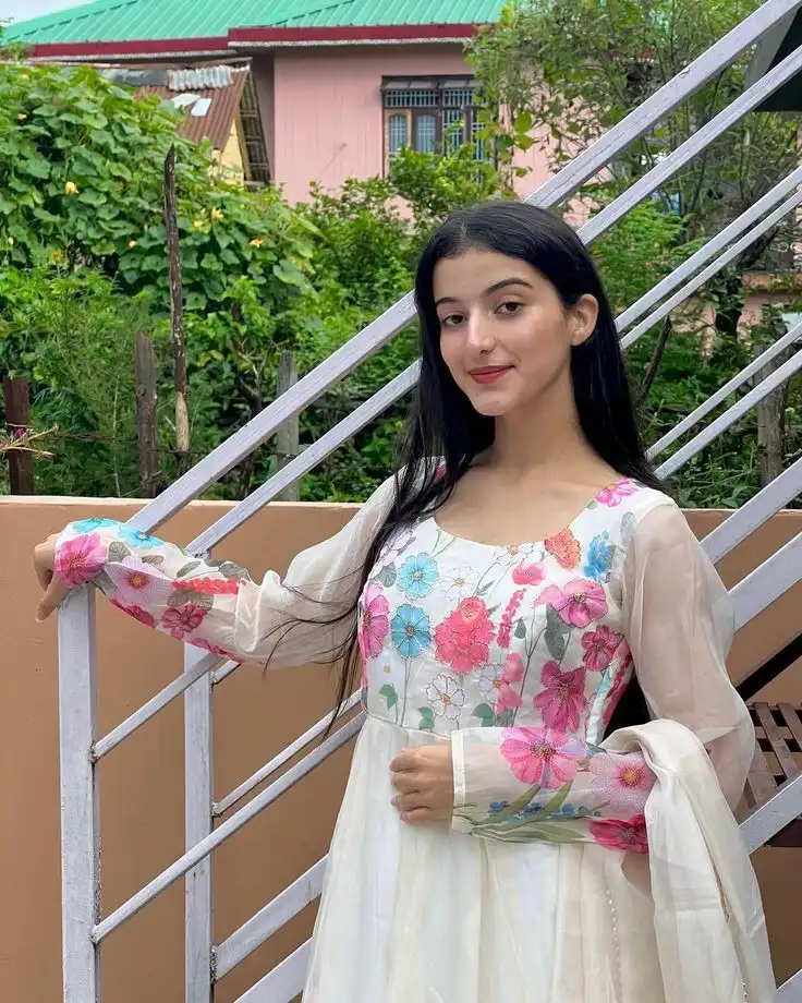 mast ladki ki dp